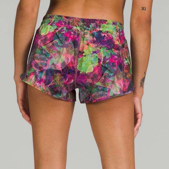 Lululemon Hotty Hot Low-Rise Lined Short 2.5" size 6 in Vivid Floral Tone Multi - Picture 3 of 8